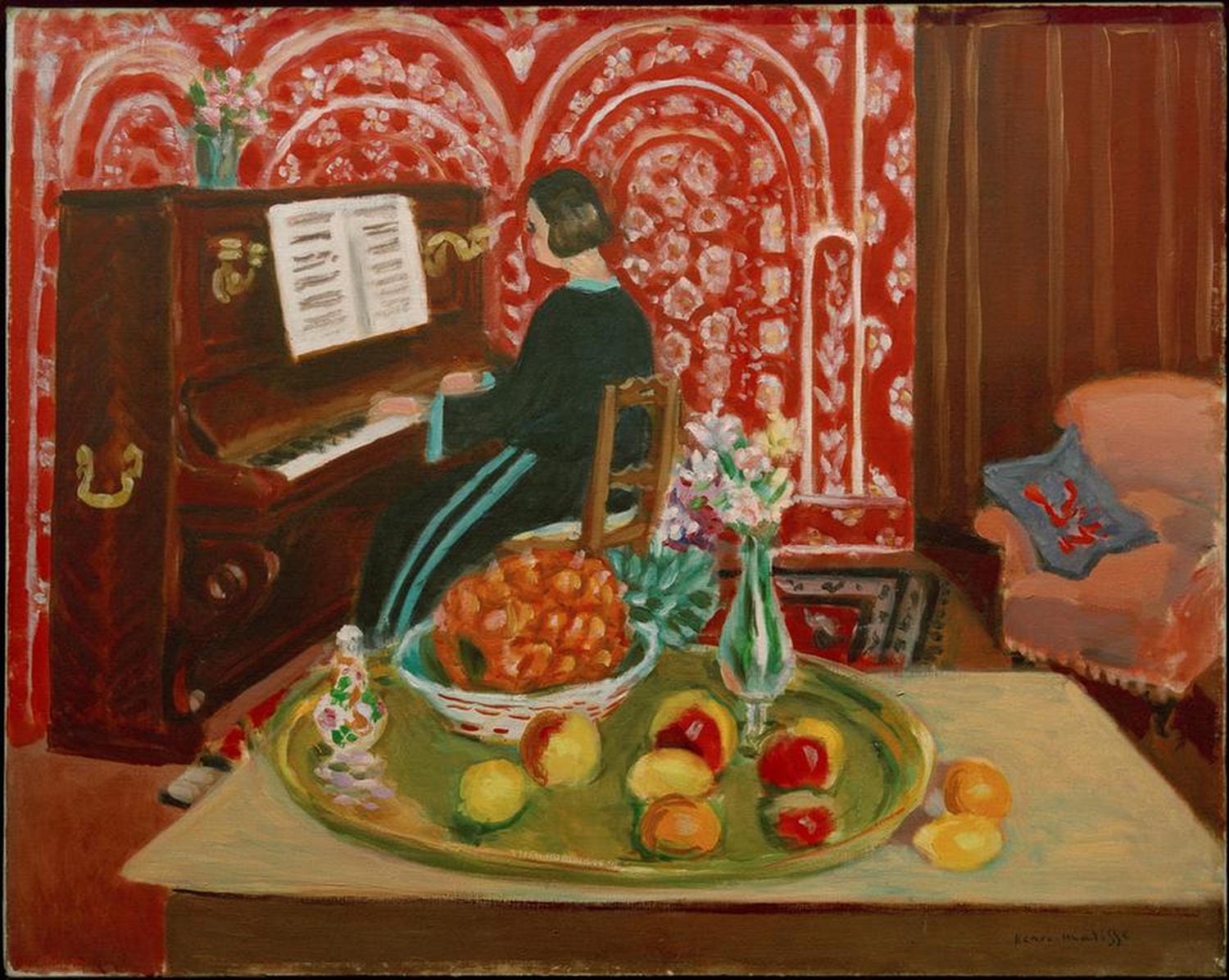 Gemälde von Henri Matisse, 1924: Frau am Klavier mit Stillleben im Vordergrund, farbintensives Interieur im Stil der klassischen Moderne.