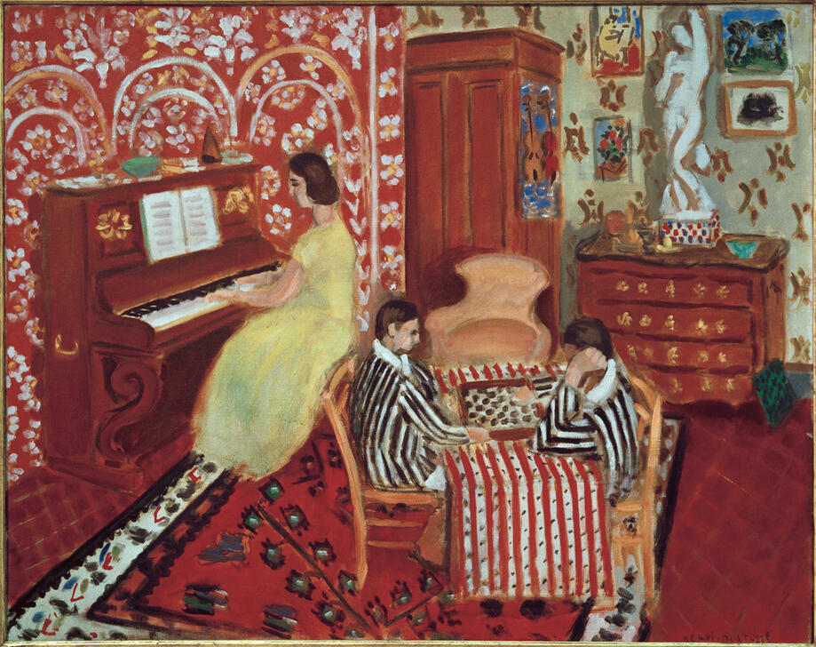 Gemälde von Henri Matisse, 1924: farbenfrohes Interieur mit einer Frau am Klavier und einem Mann beim Damespiel im Stil der klassischen Moderne.