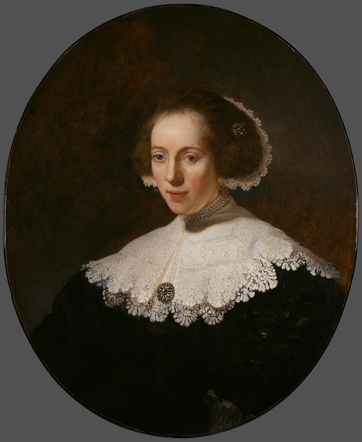 Portrait einer jungen Frau von Rembrandt (1635), mit weichen, fließenden Pinselstrichen, die ihre Hauttextur darstellen, und dickeren, strukturierten Strichen, die ihren Spitzenkragen und Goldschmuck betonen. 