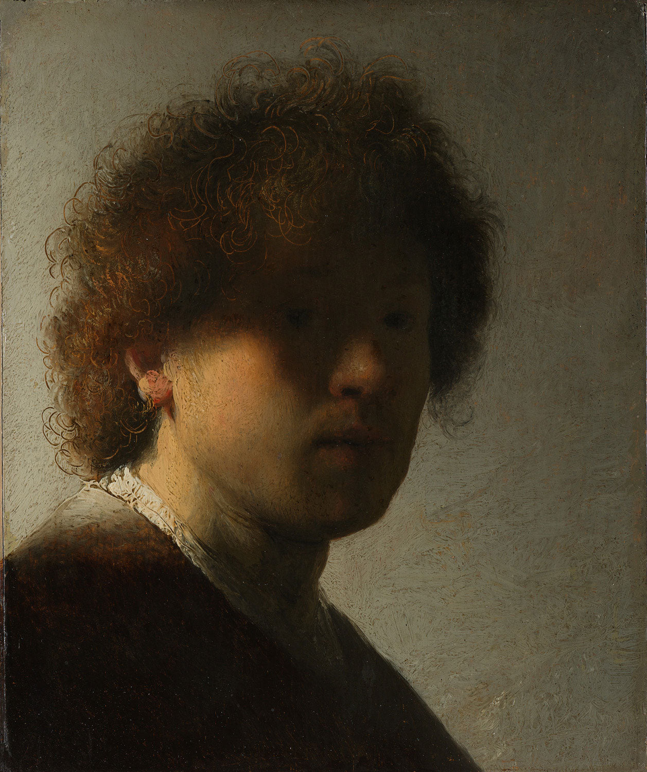 Selbstporträt des jungen Rembrandt van Rijn, gekleidet in Kleidung des 17. Jahrhunderts mit einem weiten Kragen und dunklem Mantel. Er blickt direkt und nachdenklich auf den Betrachter, mit leicht geneigtem Kopf. Das Licht betont sein Gesicht und erzeugt starke Kontraste zwischen Licht und Schatten. 