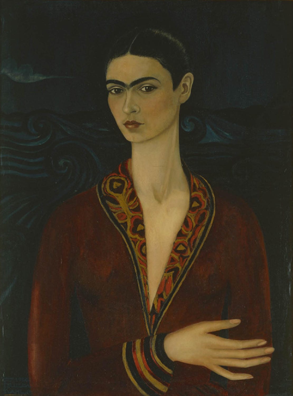 Frida Kahlo in einem burgunderroten Samtkleid vor wellenartigem blauem Hintergrund, frontal blickend, aus ihrem ersten Selbstporträt von 1926