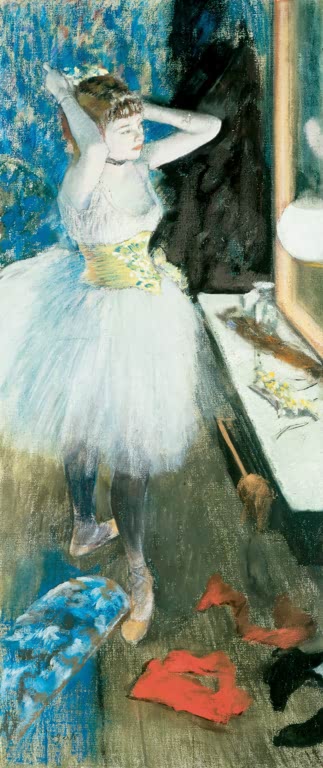 Kunstdruck des Gemäldes Sich frisierende Tänzerin in ihrer Garderobe von Edgar Degas mit einer Balletttänzerin beim Frisieren in ihrer Garderobe.