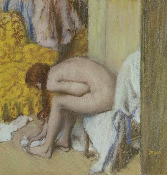 Kunstdruck von Sitzende Frau, sich den linken Fuß abtrocknend von Edgar Degas mit einer intimen Badeszene im impressionistischen Stil.