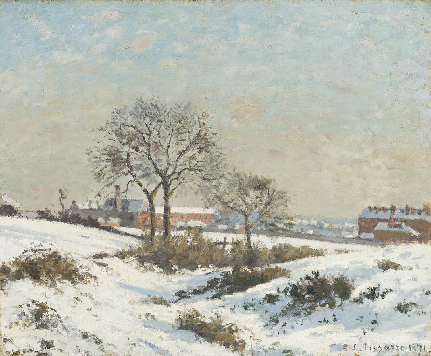 Das Gemälde „Verschneite Landschaft in South Norwood“ von Camille Pissarro zeigt eine winterliche Landschaft mit schneebedeckten Feldern und Bäumen. Ein Weg führt durch die ruhige Szenerie, während kahle Bäume den Himmel kontrastieren. Pissarro fängt die Stille und Kälte des Winters mit sanften Farbtönen und impressionistischen Pinselstrichen ein.
