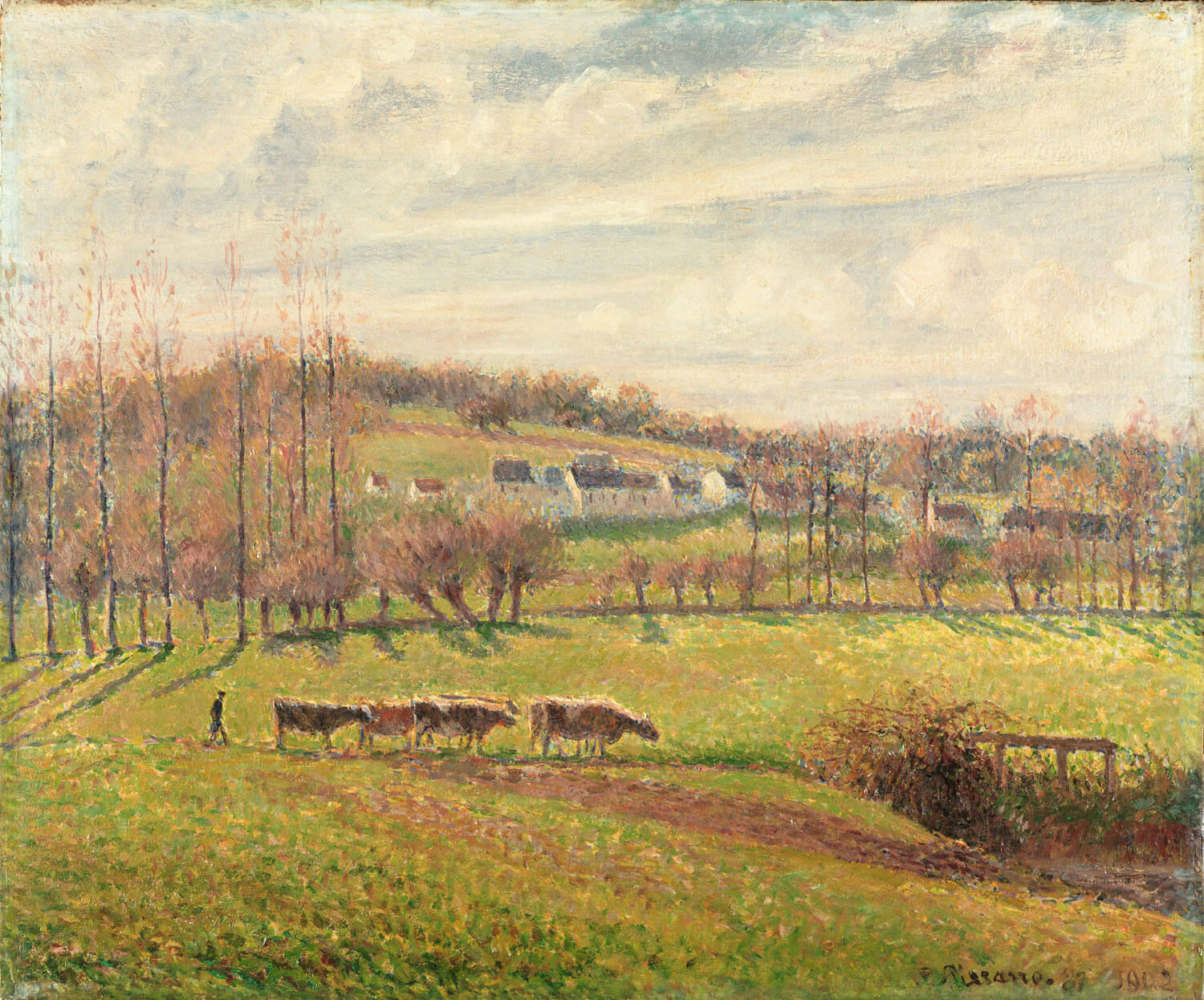 „Sommerlandschaft, Eragny“ von Camille Pissarro zeigt eine impressionistische ländliche Szene mit sanften Hügeln, Bäumen und Weiden, die im warmen Sonnenlicht leuchten. Das Werk fängt die natürliche Schönheit und den Frieden eines Sommertages in Eragny mit lebendigen Farben und dynamischen Pinselstrichen ein.