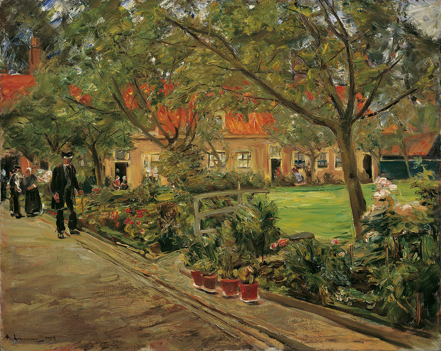 Das Gemälde „Spitalgarten in Edam“ von Max Liebermann zeigt einen gepflegten Garten mit breiten Wegen, üppigem Grün und einem idyllischen Gebäude im Hintergrund. Sonnenlicht durchflutet die Szene, während Pflanzen und Bäume den Garten beleben und eine friedliche Atmosphäre schaffen.