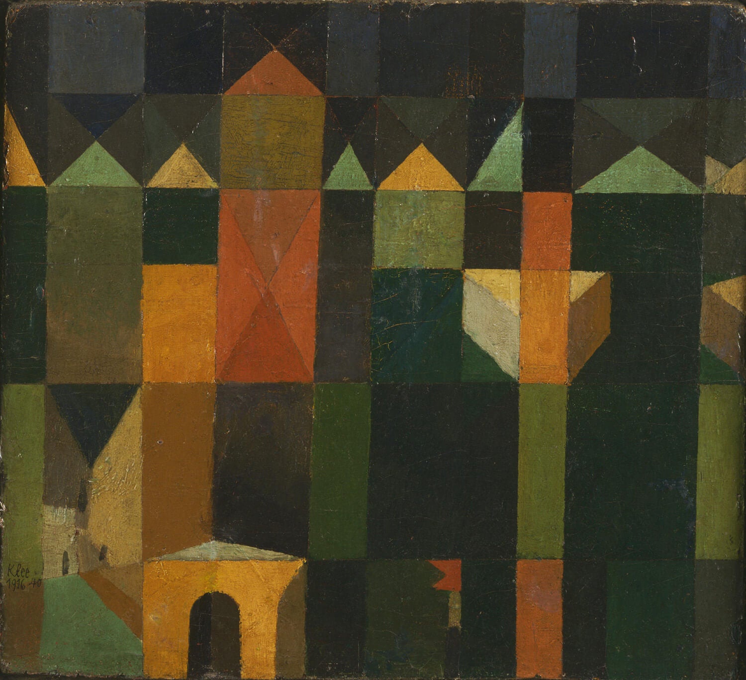 Das Gemälde "Stadt der Türme" von Paul Klee zeigt eine abstrakte Stadtlandschaft mit geometrischen Formen in warmen und kühlen Farbtönen. Die Türme und Gebäude scheinen ineinander zu verschmelzen, während feine Linien und Strukturen eine harmonische Komposition erzeugen.