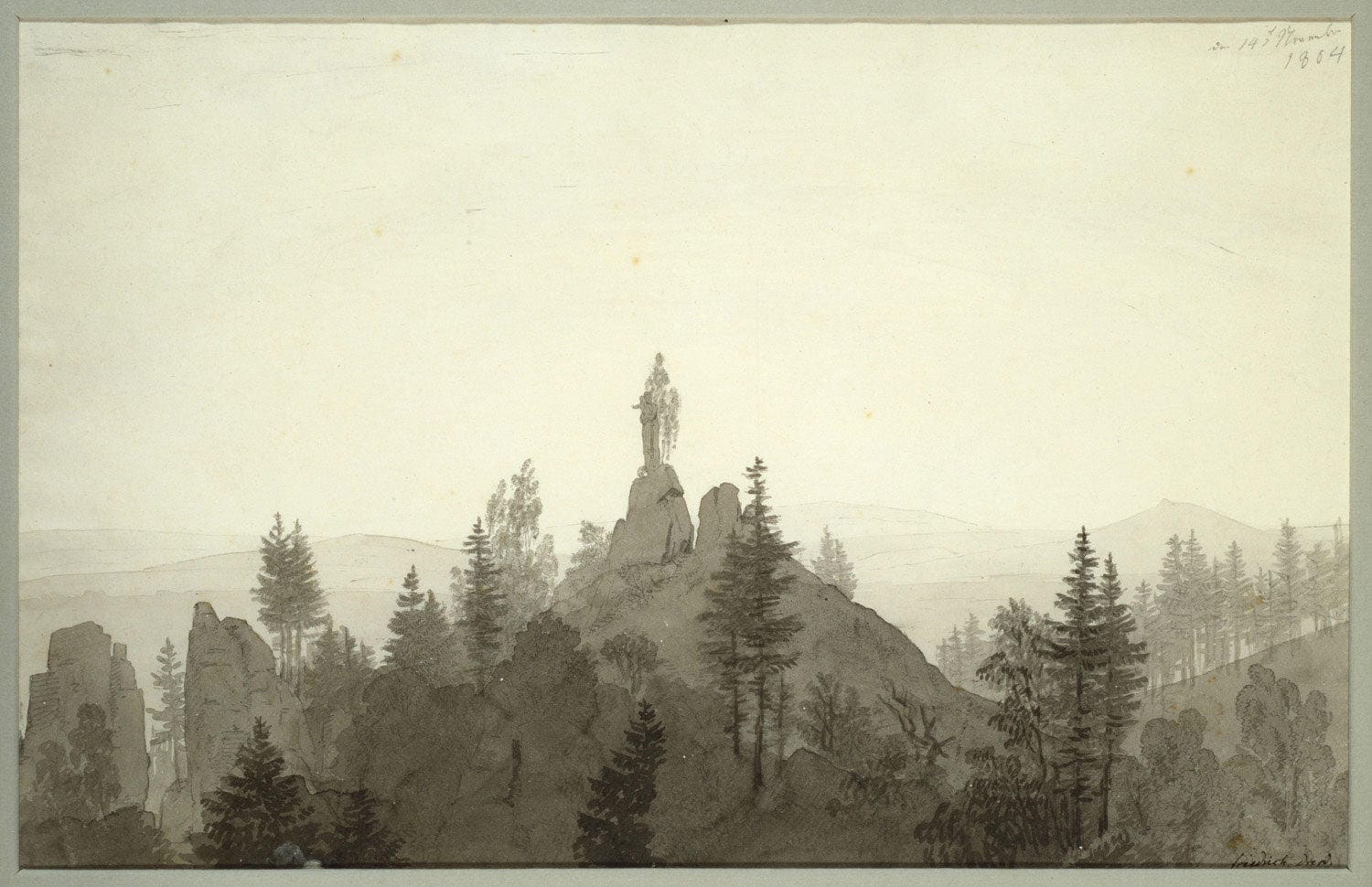 Eine Madonna-Statue auf einem hohen Felsvorsprung in einer weitläufigen, mystischen Berglandschaft. Der Himmel ist in abgestuften Grautönen gehalten, die Nebelschwaden überziehen die Berge, während ein kleiner Pilger am Fuß der Statue kniet. Die Szenerie wird von kahlen Bäumen und Felsen eingerahmt und strahlt eine spirituelle und erhabene Atmosphäre aus.
