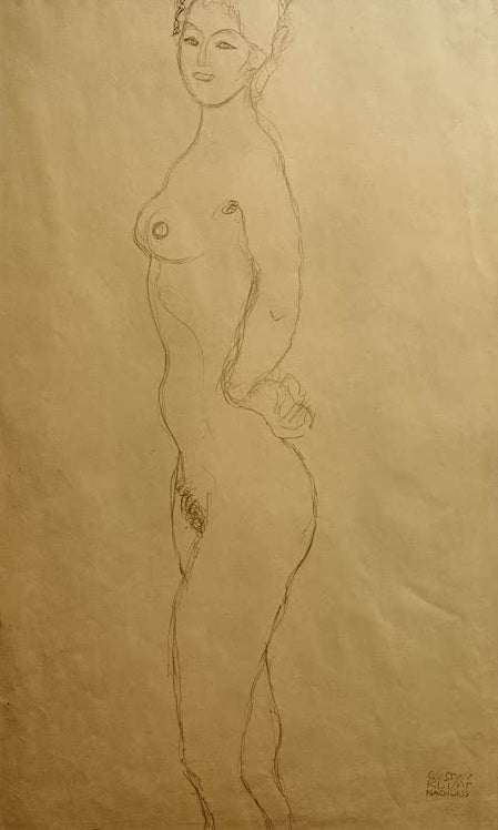 Kunstdruck des Gemäldes „Stehender weiblicher Akt nach links, die Hand in die…“ von Gustav Klimt – hochwertige Reproduktion einer Aktstudie.