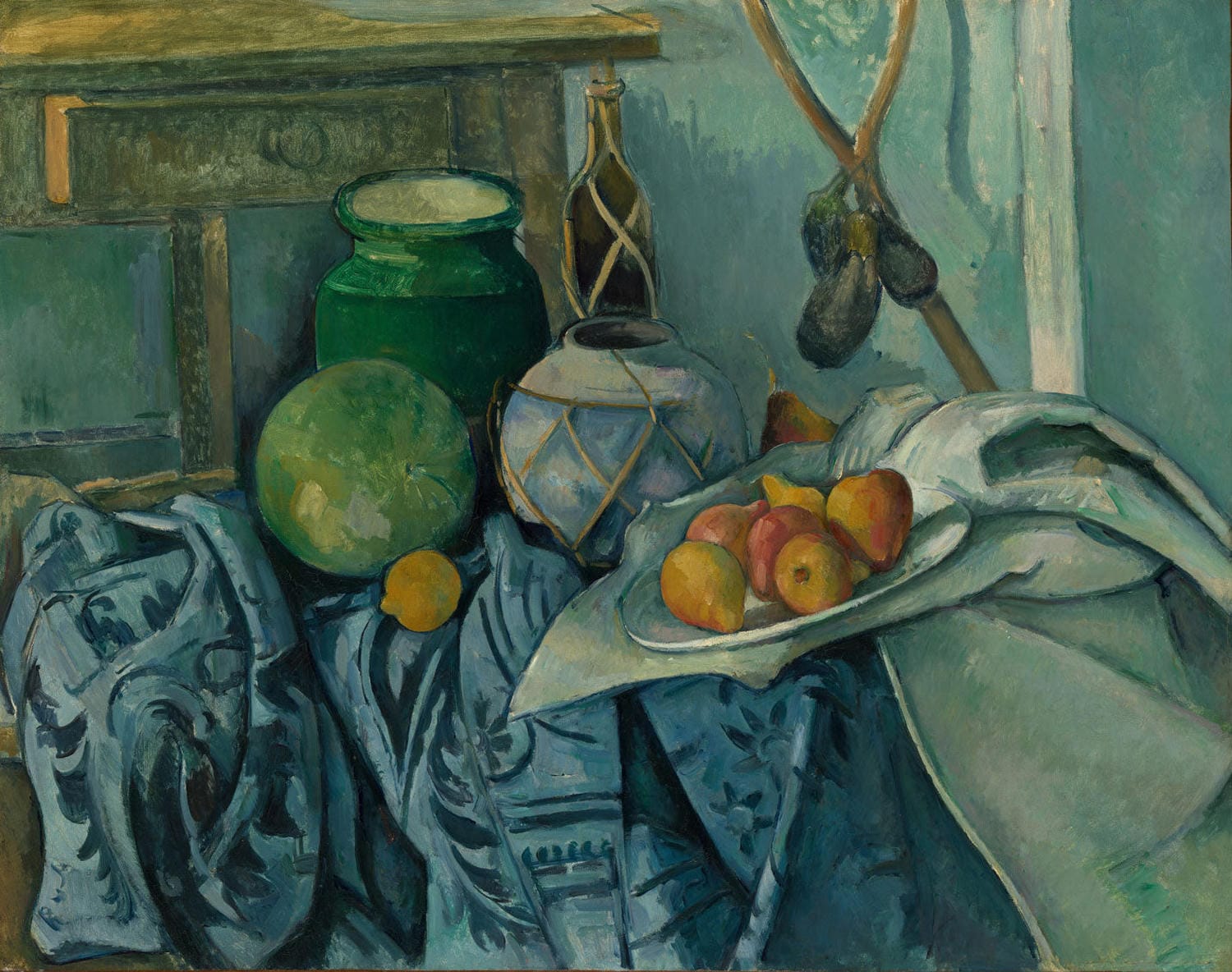 „Stillleben mit Ingwertopf und Auberginen“ von Paul Cézanne zeigt eine kunstvolle Anordnung von Auberginen und einem Ingwerglas. Das Stillleben besticht durch Cézannes markante Malweise, geometrische Formen und die lebendige Darstellung von Licht und Farbe, die die Objekte zu Leben erwecken.