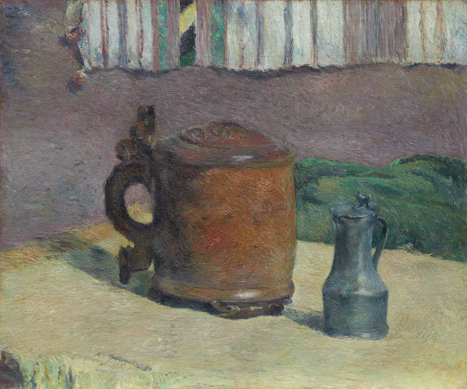 Stillleben mit einem hölzernen Krug und einem metallenen Krug auf einem Tisch, umgeben von warmen Erdtönen und schlichten Hintergründen, gemalt von Paul Gauguin.