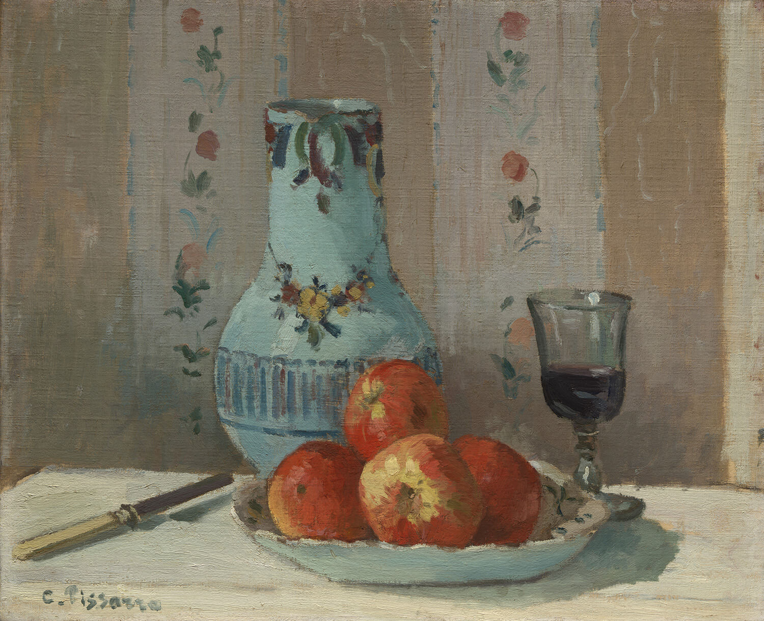 „Stillleben mit Äpfeln und Krug“ von Camille Pissarro zeigt eine ruhige Darstellung von Äpfeln und einem Krug, eingebettet in eine sanfte Farbpalette. Der impressionistische Stil fängt die subtile Schönheit des alltäglichen Lebens in meisterhafter Detailtreue und Harmonie ein.