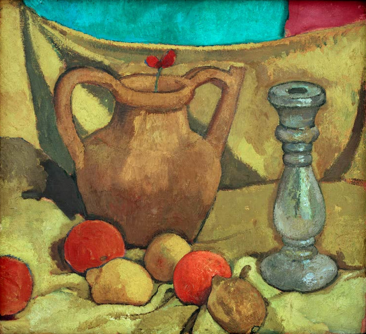 Kunstdruck des Gemäldes Stilleben mit Krug, Leuchter und Früchten von Paula Modersohn-Becker mit einem Krug, einem Leuchter und arrangierten Früchten.