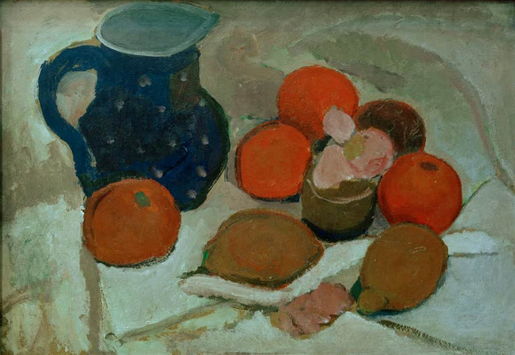 Kunstdruck des Gemäldes Stillleben mit blauem weißgetüpfeltem Krug (II) von Paula Modersohn-Becker mit einem blau-weiß getupften Krug und einem Stillleben-Arrangement.