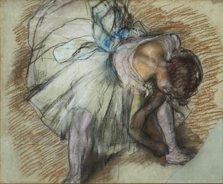Kunstdruck des Gemäldes Tänzerin, ihren Schuh zurechtrückend von Edgar Degas mit einer Balletttänzerin, die ihren Schuh richtet.