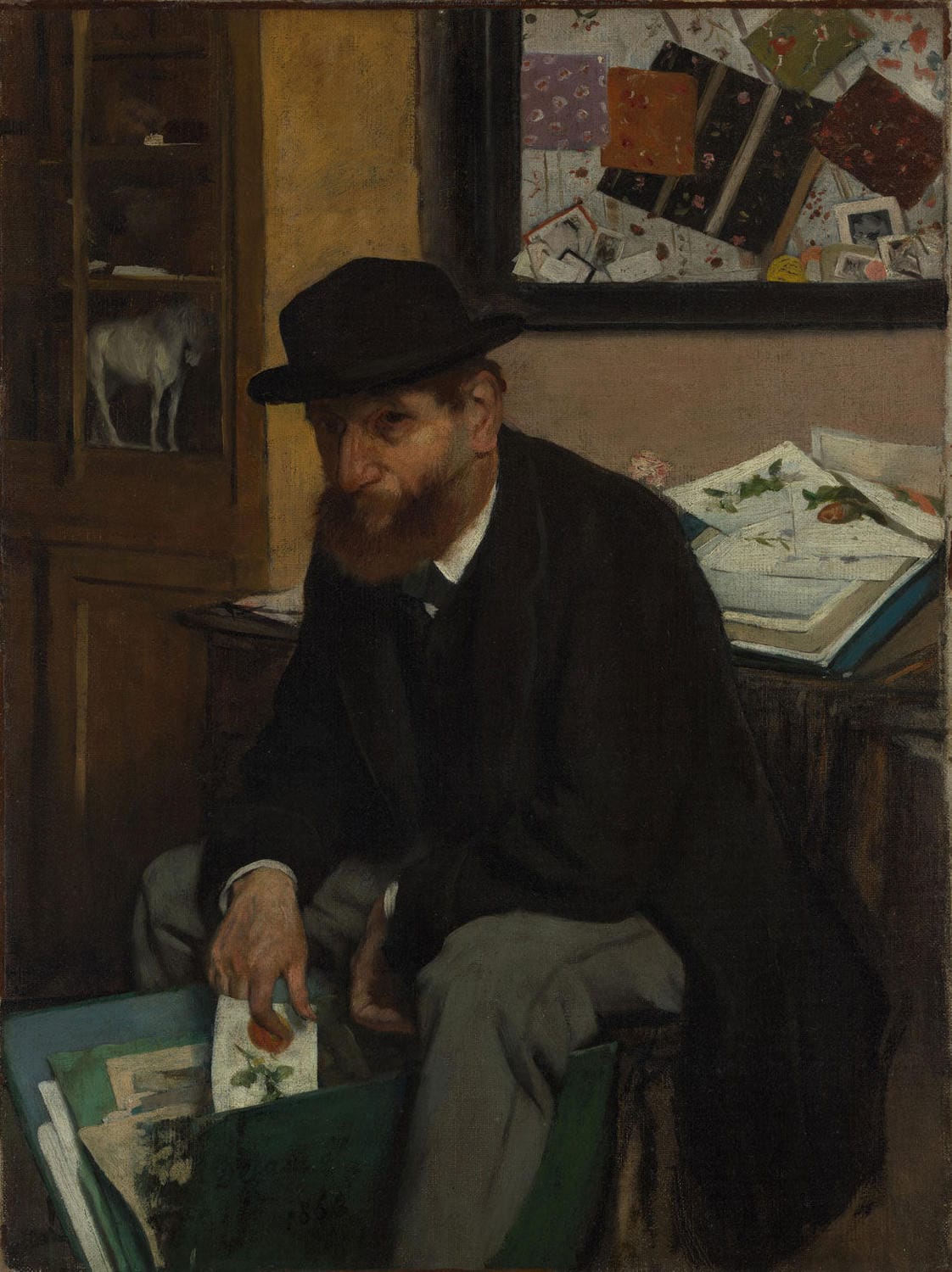 Das Gemälde "Der Sammler von Drucken" von Edgar Degas zeigt einen Sammler, der in einem Pariser Arbeitszimmer umgeben von Druckgrafiken sitzt. Der Fokus liegt auf seiner ruhigen, konzentrierten Haltung, während er die Drucke begutachtet. Degas' Meisterschaft in Licht und Detail verleiht der Szene Intimität.
