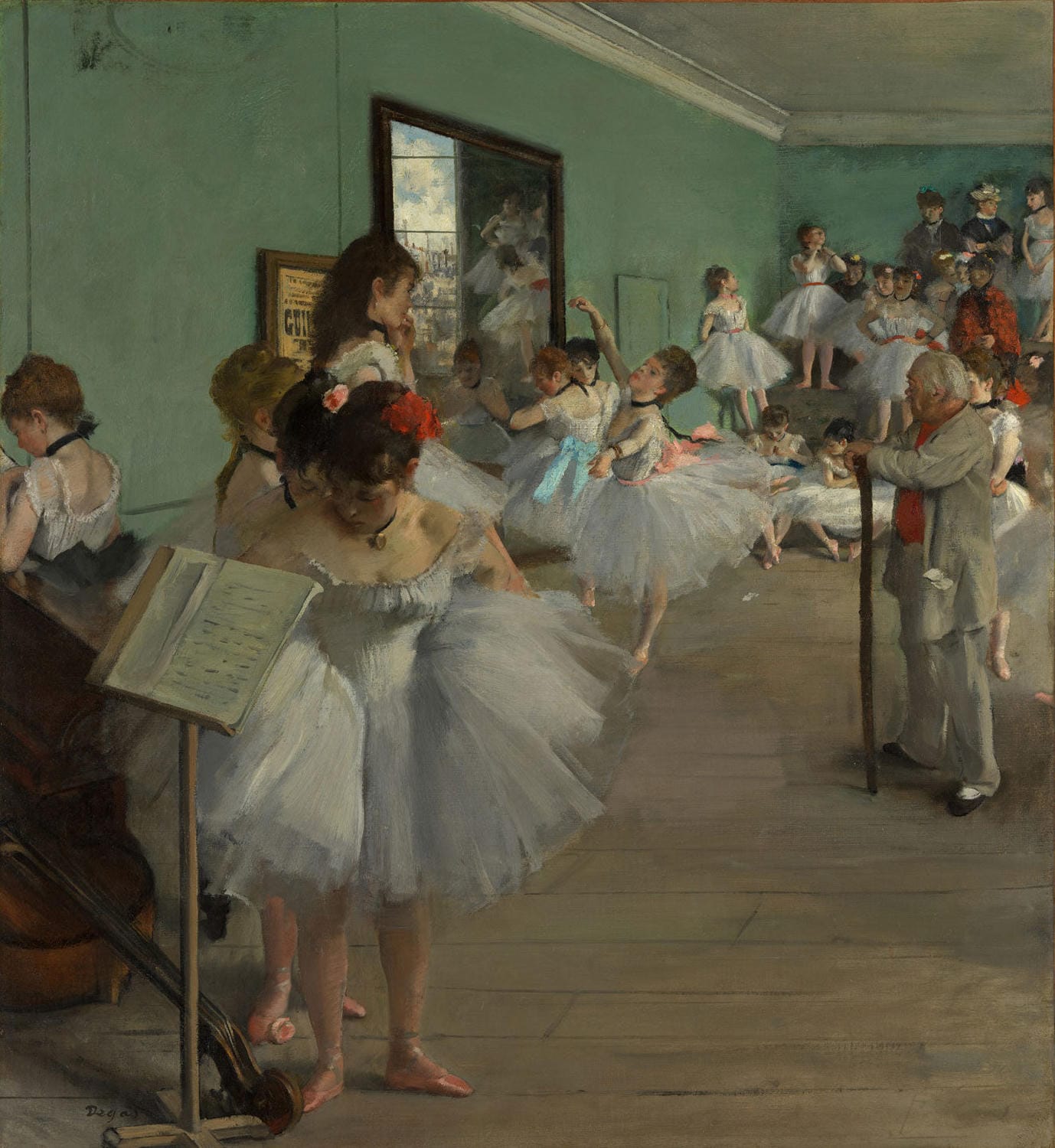 Alternativtext: Gemälde „Die Tanzklasse“ von Edgar Degas, zeigt eine Ballettprobe in einem lichtdurchfluteten Raum. Tänzerinnen in weißen Tütüs stehen und sitzen entspannt, während ein strenger Lehrer im Hintergrund Anweisungen gibt. Die Szene fängt Bewegung, Eleganz und die Kunst des Tanzes meisterhaft ein.