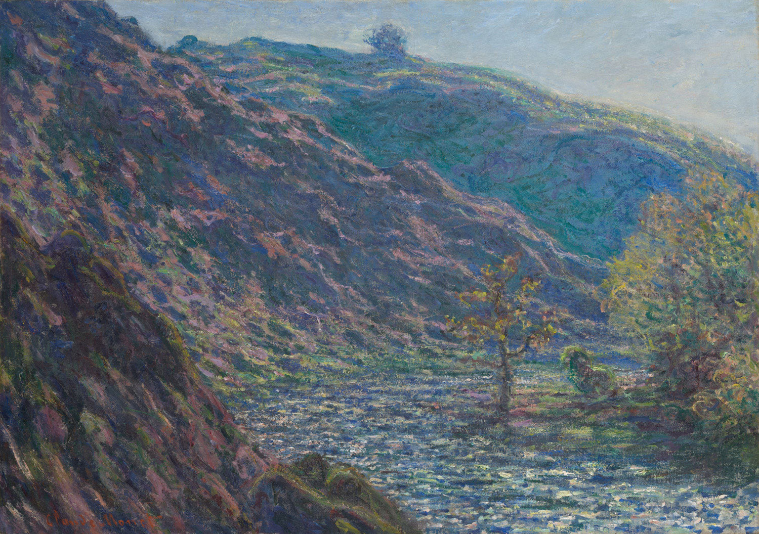 Kunstdruck von Claude Monets Gemälde 'The Petite Creuse River', zeigt eine malerische Flusslandschaft mit bewaldeten Hügeln, weichen Lichtreflexionen auf dem Wasser und warmen Farbnuancen des Impressionismus.