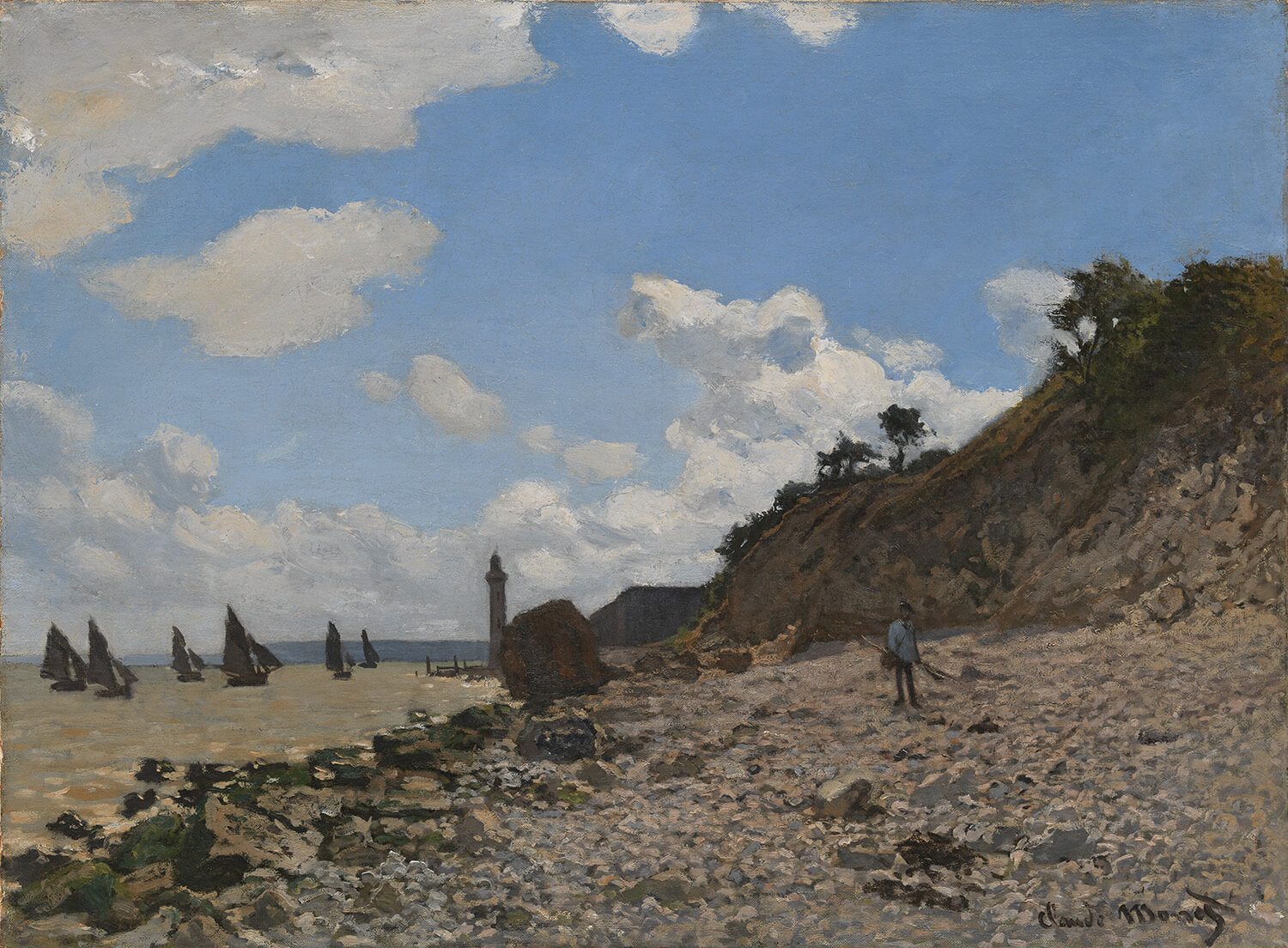 Ein impressionistisches Gemälde von Claude Monet zeigt den Strand von Honfleur mit feinen Sandstrukturen, ruhiger See und sanften Wellen. Im Hintergrund sind mehrere Boote zu erkennen, während der Himmel in weichen Blau- und Weißtönen den Tag stimmungsvoll widerspiegelt.