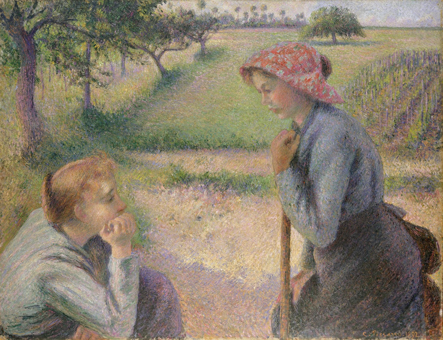 „Zwei junge Bäuerinnen“ von Camille Pissarro zeigt zwei junge Bäuerinnen in einer friedlichen ländlichen Szene. Mit zarten Farben und impressionistischen Pinselstrichen vermittelt das Gemälde eine ruhige, ländliche Atmosphäre und feiert das harte, aber schöne Leben auf dem Land.