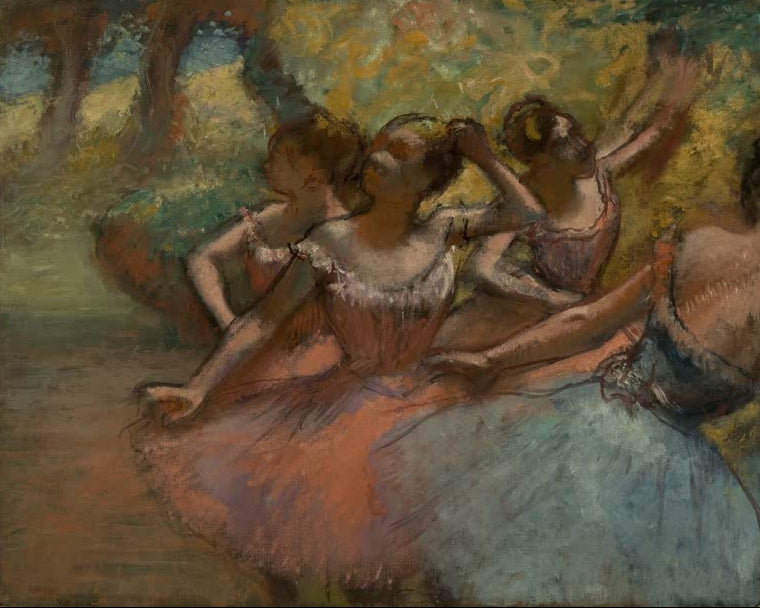 Kunstdruck des Gemäldes Vier Balletttänzerinnen auf der Bühne von Edgar Degas mit vier Tänzerinnen während einer Ballettaufführung.