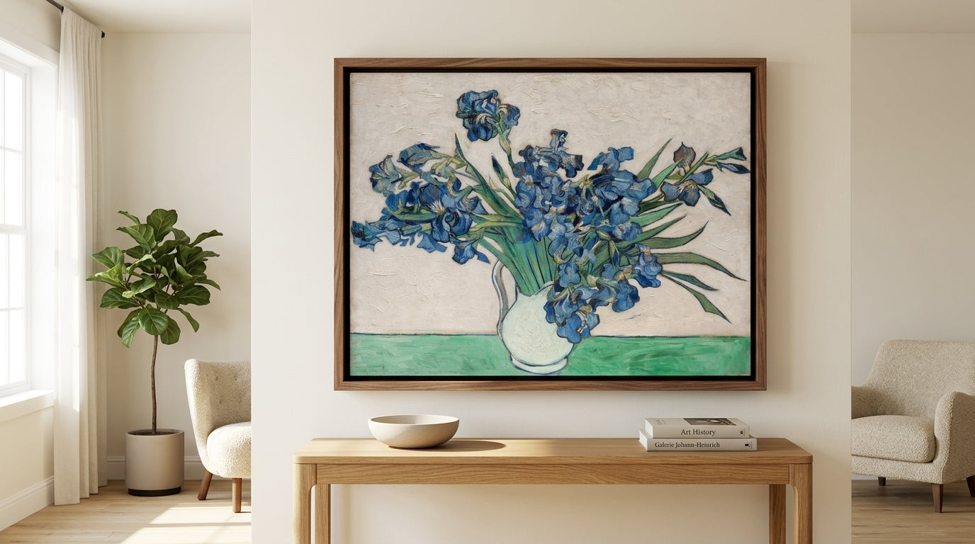 Schwertlilien von Vincent van Gogh aus dem Jahr 1889 als Kunstdruck in lila und türkisen Farben perspektivisch als Wanddekoration in einem Wohnzimmer dargestellt