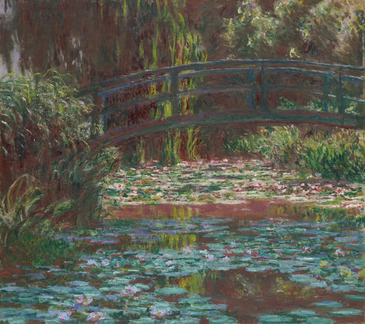 Detailreiche Kunstkopie des Gemäldes 'Water Lily Pond' von Claude Monet, zeigt eine japanische Brücke über einem Teich mit Seerosen, umgeben von üppiger Vegetation in sanften Grün- und Blautönen.