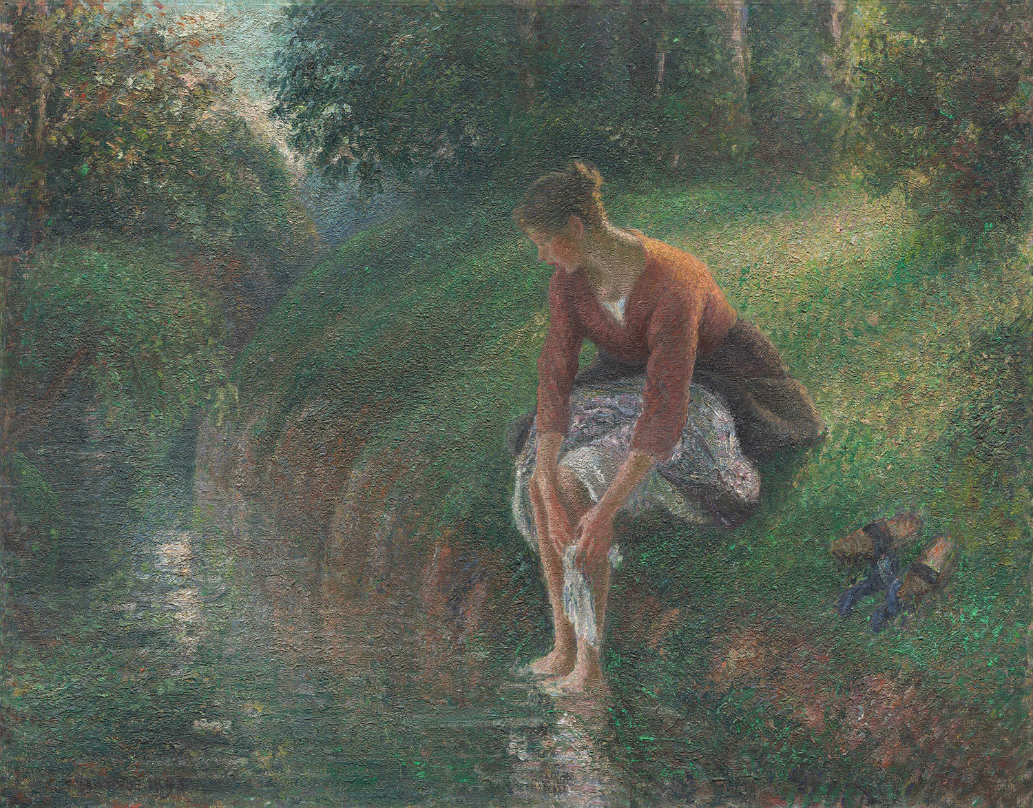 Eine Frau sitzt am Ufer eines Baches und badet ihre Füße im Wasser, umgeben von einer natürlichen, friedlichen Landschaft, dargestellt im impressionistischen Stil von Camille Pissarro.