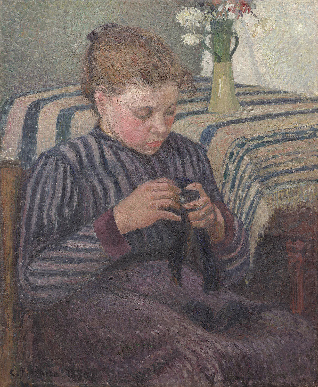 Eine Frau sitzt konzentriert in einem schlichten Raum und bessert Kleidung aus, in warmen Braun-, Beige- und Blautönen impressionistisch gemalt.
