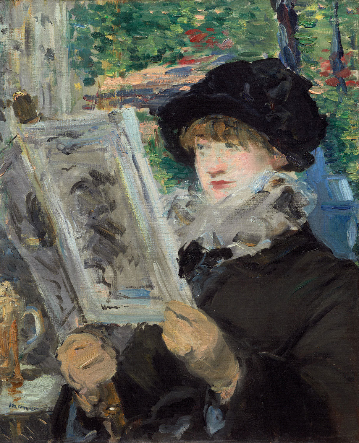 Das Gemälde "Frau lesend" von Édouard Manet zeigt eine junge Frau in einem schwarzen Kleid, die gerade sitzt und in ein Buch vertieft ist. Ihr Gesicht ist leicht geneigt, von sanftem Licht erleuchtet. Der Hintergrund stellt eine angedeutete Landschaft dar, die die ruhige Atmosphäre des Bildes verstärkt.