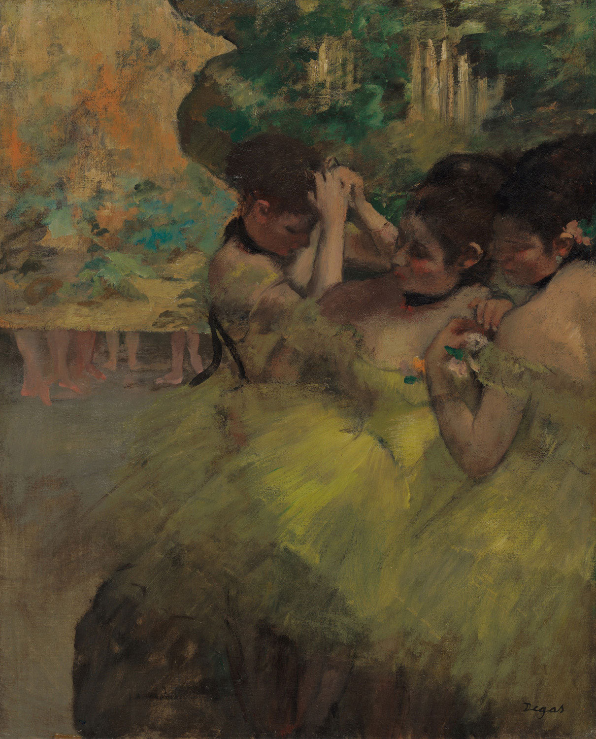Gemälde von Edgar Degas, das mehrere Tänzerinnen in gelben Kostümen zeigt, die sich hinter den Kulissen auf ihren Bühnenauftritt vorbereiten. Die Tänzerinnen sind in unterschiedlichen Posen eingefangen, ihre Körper in Bewegung oder in einem Moment der Konzentration. Der dunkle Hintergrund hebt die Tänzerinnen hervor und verstärkt die Atmosphäre der Erwartung und Vorbereitung vor der Aufführung.
