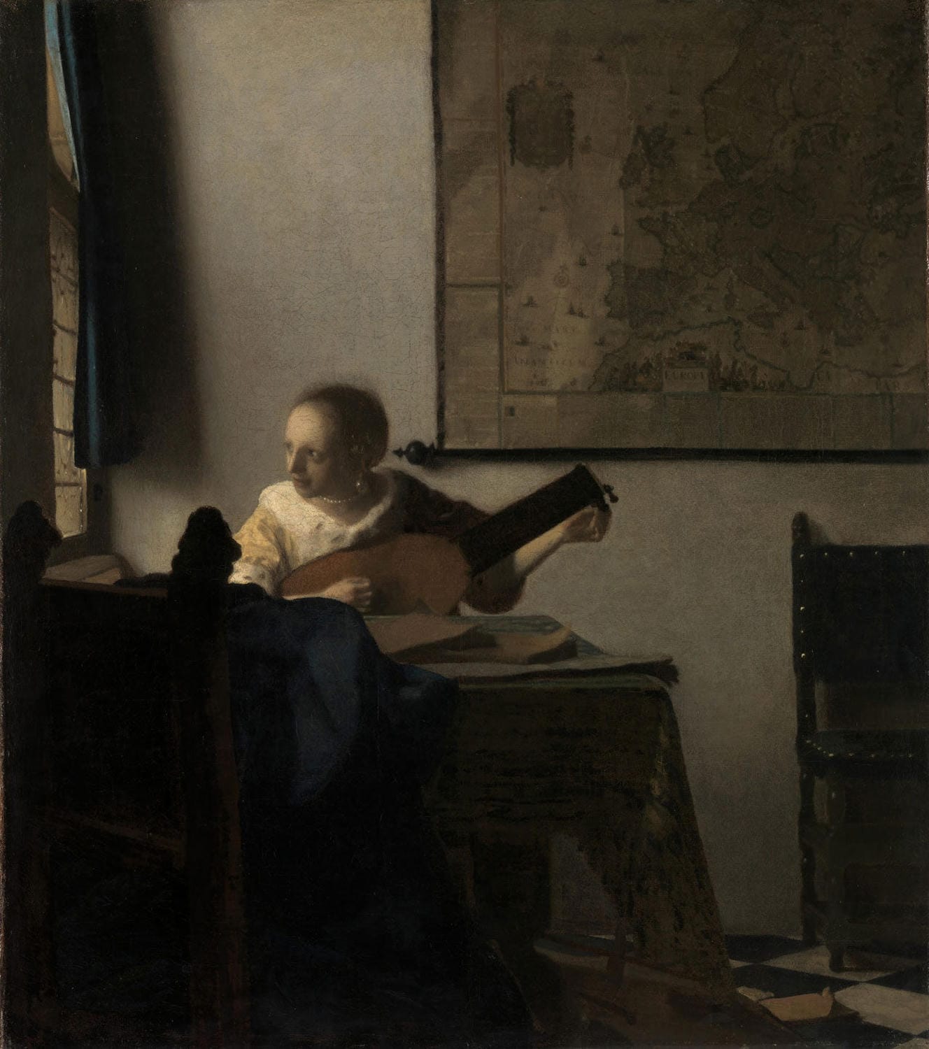 Junge Frau mit Laute, gemalt von Johannes Vermeer, zeigt eine junge Frau in einem eleganten Raum, die konzentriert eine Laute hält, umgeben von sanften Blau- und Gelbtönen und meisterhaftem Licht-Schatten-Spiel.