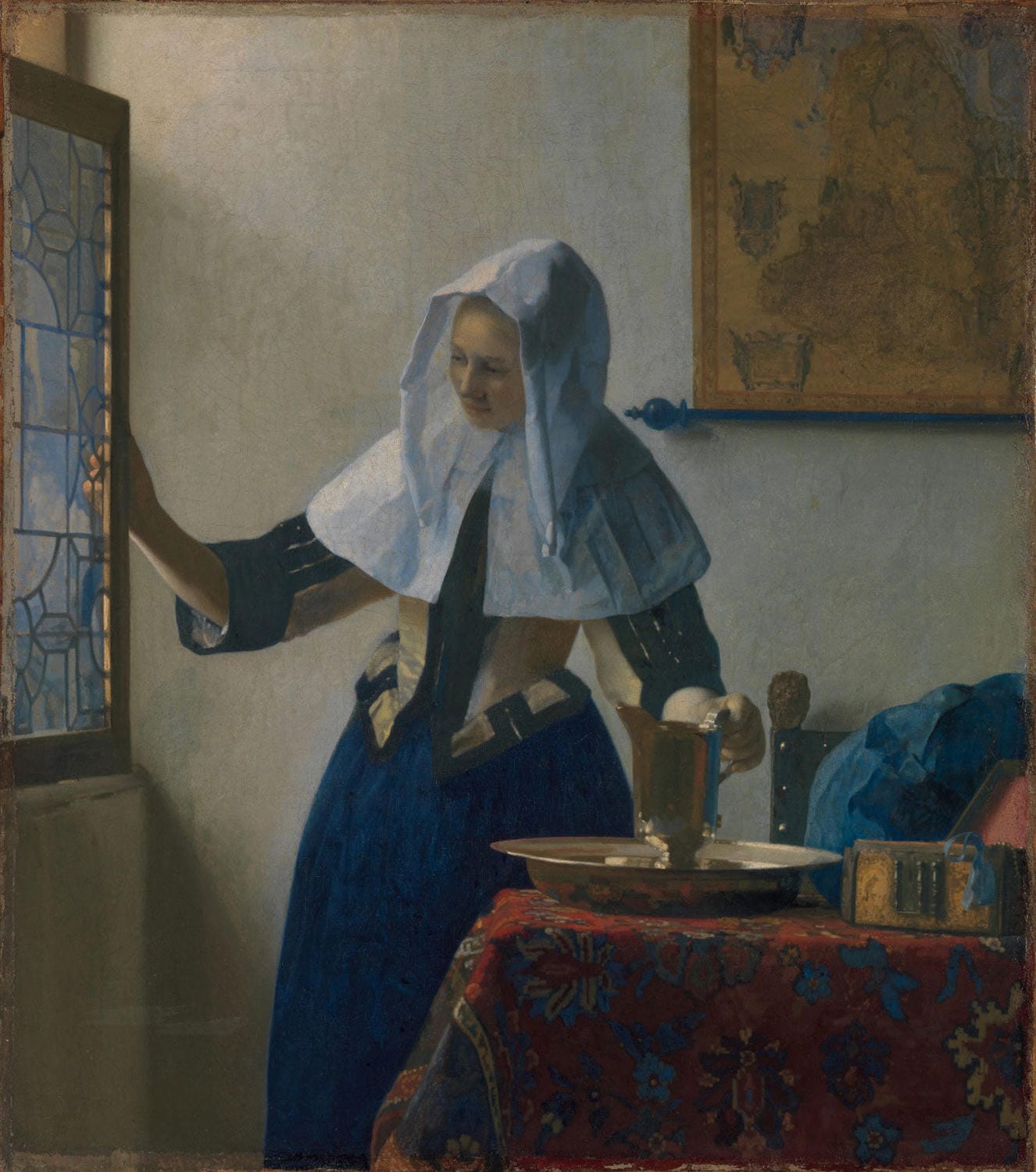 Junge Frau mit Wasserkrug, gemalt von Johannes Vermeer, zeigt eine Frau in einem eleganten Raum, wie sie einen Wasserkrug füllt, umgeben von Blau-, Gelb- und Brauntönen, mit sanftem Licht-Schatten-Spiel.