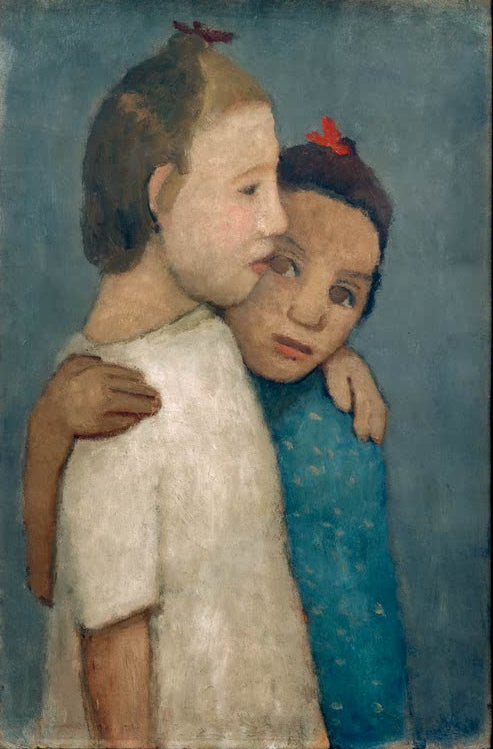 Kunstdruck von Zwei Mädchen in weißem und blauem Kleid, sich an der Schult von Paula Modersohn-Becker – ausdrucksstarke Kinderporträt-Szene als hochwertiger Kunstdruck.
