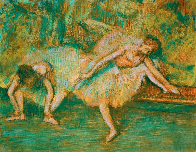 Kunstdruck von Zwei Tänzerinnen auf einer Bank von Edgar Degas mit zwei Balletttänzerinnen in einer ruhigen Szene hinter der Bühne.