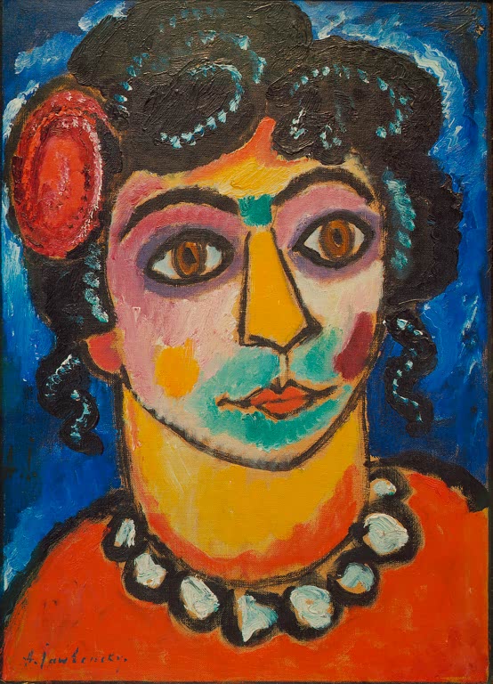 Frau mit lockigem Haar, roter Blüte und weißer Perlenkette vor Blau – Alexej von Jawlensky Asiatin Kunstkopie