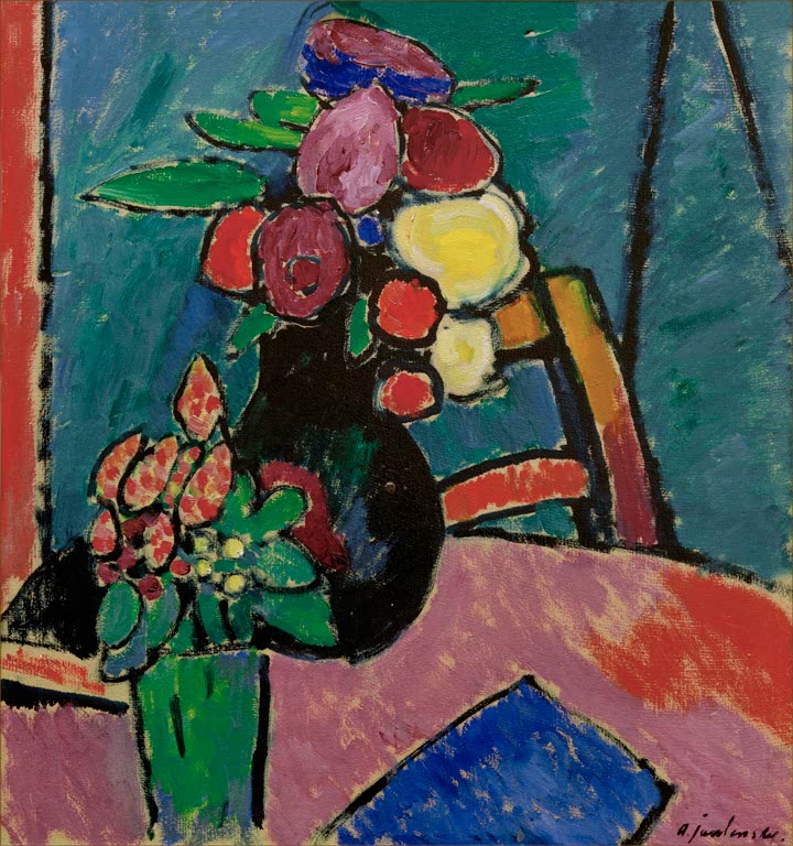 Bunte Blumen in dunkler Vase auf rosa Tisch vor blauer Wand – Alexej von Jawlensky Blumenstilleben Kunstkopie