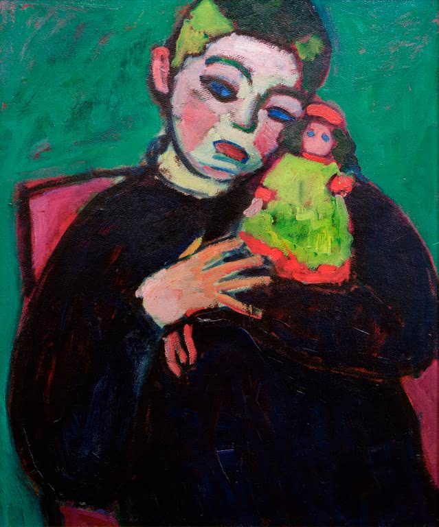 Kind in schwarzem Kleid hält eine Puppe im Arm vor grünem Hintergrund – Alexej von Jawlensky Kind mit Puppe Kunstkopie