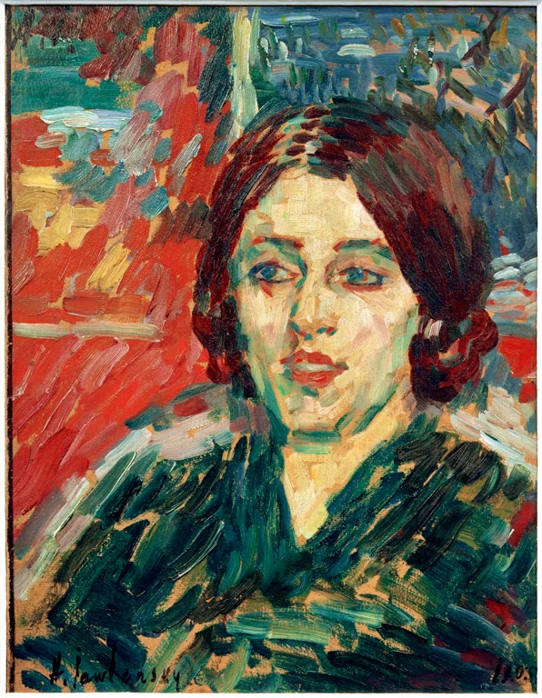 Frau mit rotbraunem Haar in grün gemustertem Mantel vor roter Wand – Alexej von Jawlensky Madame Curie I Kunstkopie