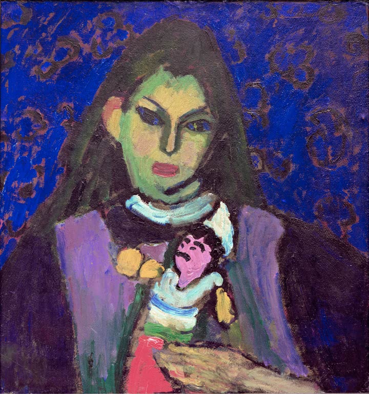 Mädchen mit grünlichem Gesicht hält eine Puppe vor blauem Muster – Alexej von Jawlensky Mädchen mit Puppe Kunstkopie