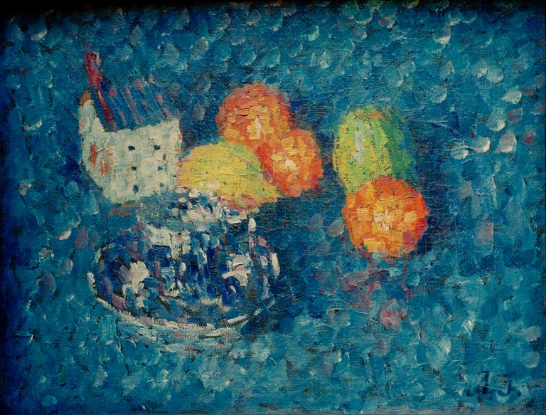 Orangefarbene Früchte und blau gemusterte Schale auf punktiertem Blau – Alexej von Jawlensky Stilleben Blau-Orange Kunstkopie