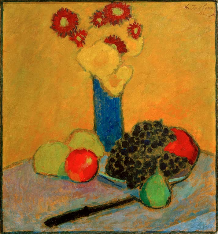 Gelbe Blumen in blauer Vase mit Obst vor orangem Hintergrund – Alexej von Jawlensky Stilleben mit blauer Vase Kunstkopie