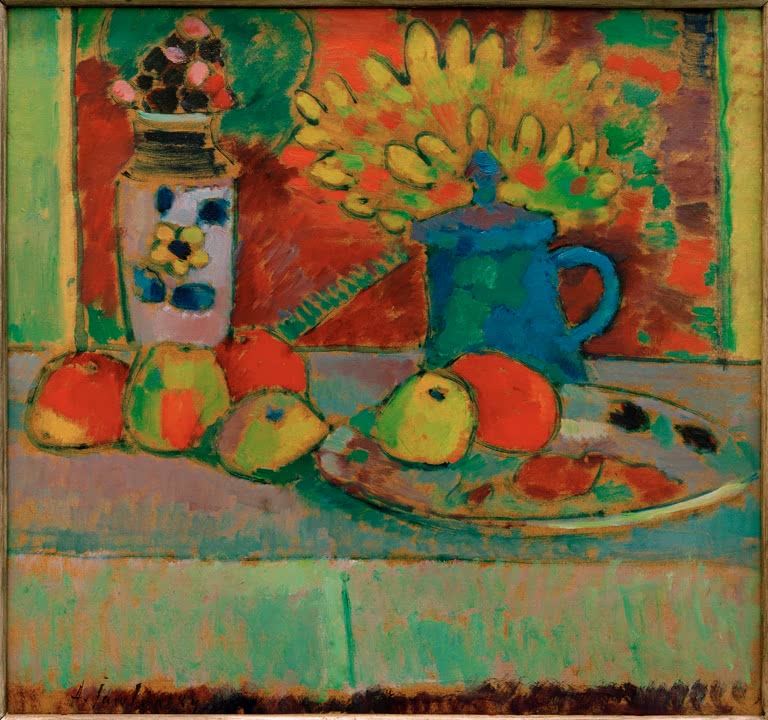 Blumen in Vase, blauer Krug und Früchte vor roter Wand – Alexej von Jawlensky Stilleben mit Blumen und Früchten Kunstkopie
