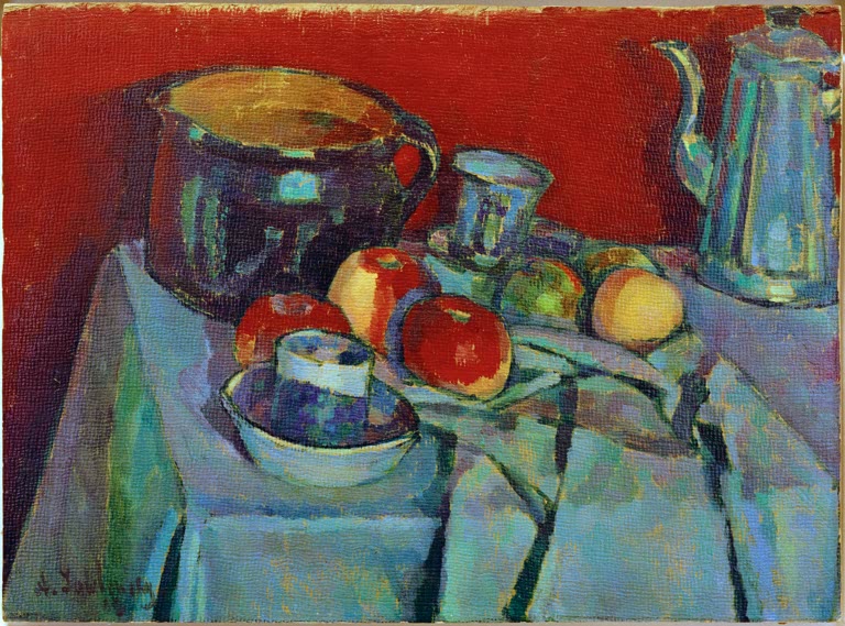 Alexej von Jawlensky Stilleben Kunstkopie – Krug, Kanne, Gläser und Äpfel auf blau gedecktem Tisch vor roter Wand