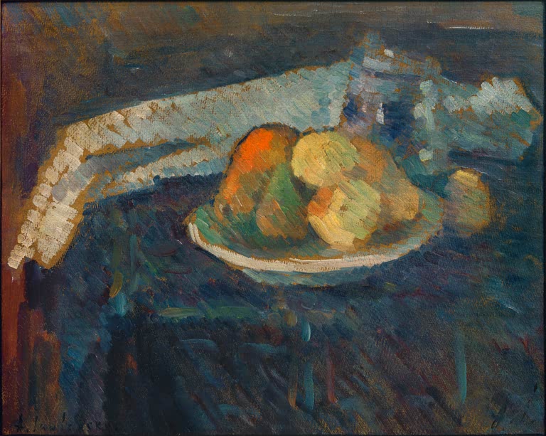 Alexej von Jawlensky Stillleben mit Serviette Kunstkopie – Obstteller und zerknitterte Serviette auf dunkelblauem Tisch