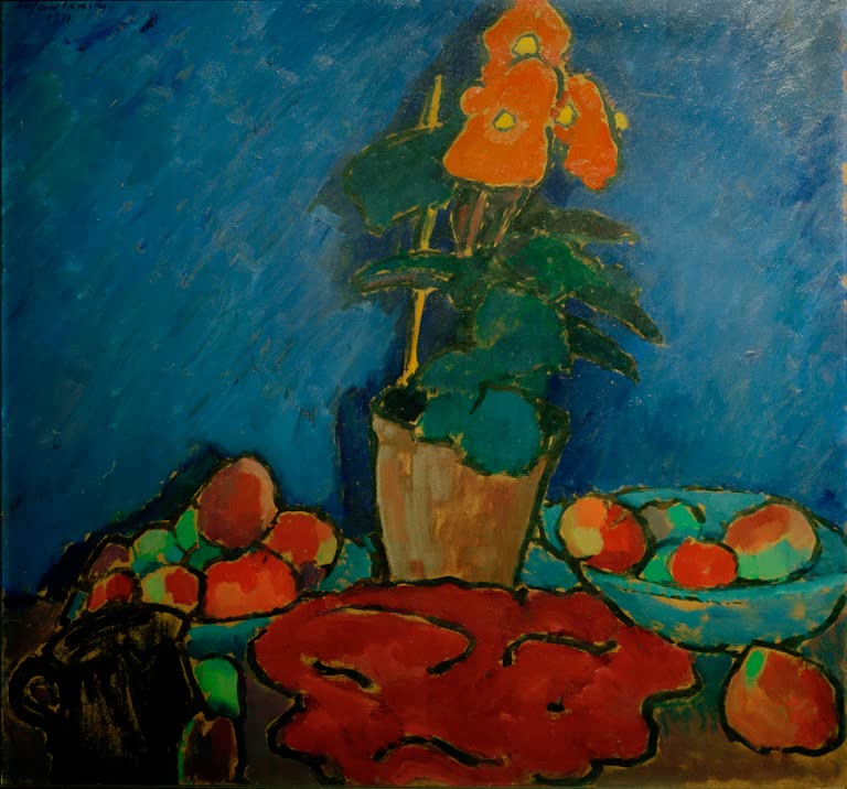 Orange Blume im Topf mit Obstschalen auf rotem Tuch vor Blau – Alexej von Jawlensky Stillleben Kunstkopie