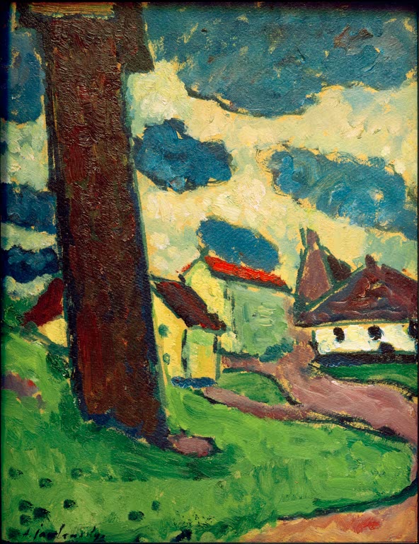 Hoher brauner Baumstamm vor Häusern und weißblauem Wolkenhimmel – Alexej von Jawlensky Wolkiger Tag Kunstkopie