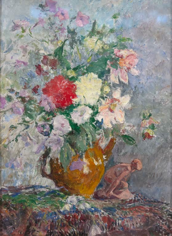 Bunter Blumenstrauß in orangefarbener Vase, daneben Aktfigur – Anna Boch Blumenstrauß mit D'Haveloose-Figürchen Kunstkopie