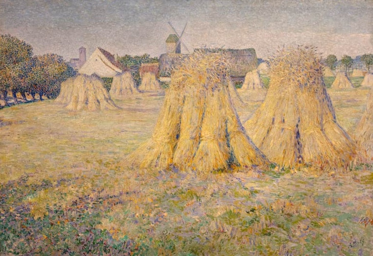 Große Garbenhaufen auf einem Stoppelfeld, dahinter Windmühle und Bauernhaus – Anna Boch Ernte in Flandern Kunstkopie