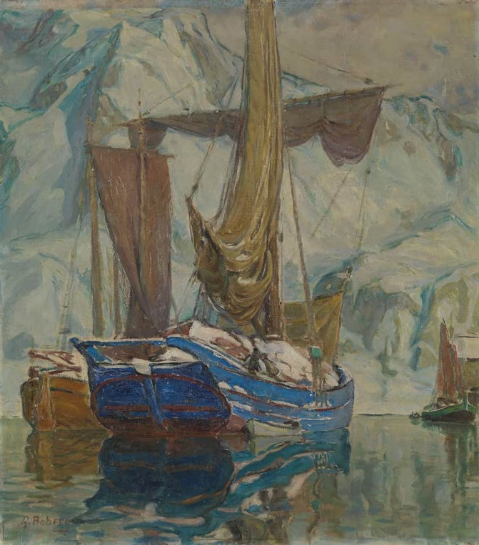 Blaues Fischerboot mit braunen Segeln vor hellem Berg im stillen Wasser – Anna Katarina Boberg Das blaue Boot Kunstkopie